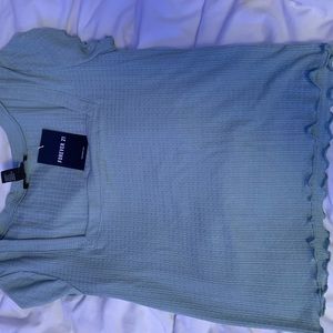 NWT seafoam lettuce-edge top💚